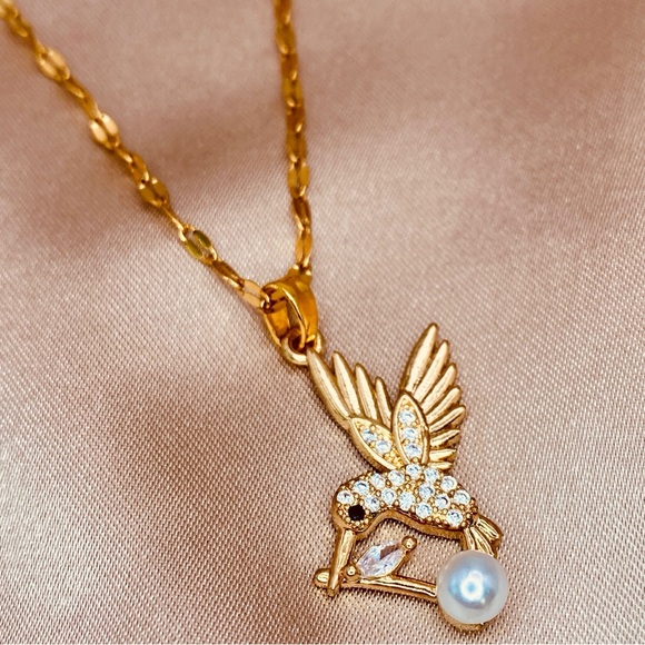 Cute Hummingbird🪽 CZ Pearl Pendant Design Lip Chain Dainty Necklace in Gold - Picture 4 of 5